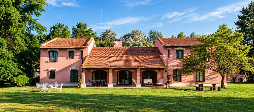 Fachada de la Estancia La Taba